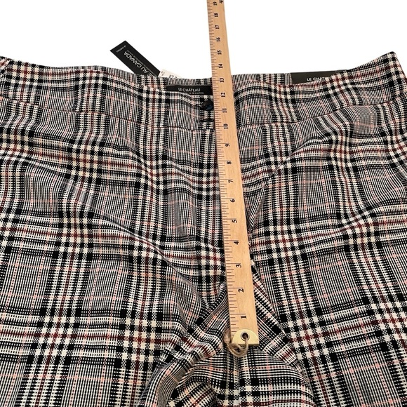 Le Chateau Slim Fit Leg-Sits below Belly button - Size 20W-Pull on pants-NWT - Picture 3 of 13
